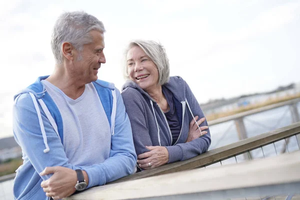 Pasangan Senior Yang Sehat Tersenyum Luar Ruangan — Stok Foto