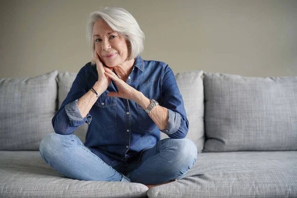 Mujer Mayor Moderna Todo Denim Sofá —  Fotos de Stock