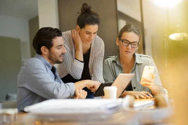 Colleghi Attraenti Che Esaminano Idee Nello Spazio Lavoro — Foto Stock