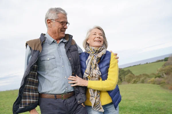 Gezonde Senior Paar Platteland Lopen — Stockfoto