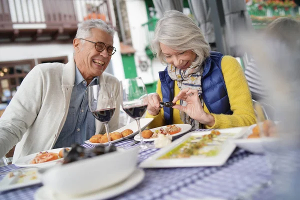 Pasangan Senior Yang Menarik Makan Tapas Luar Ruangan — Stok Foto