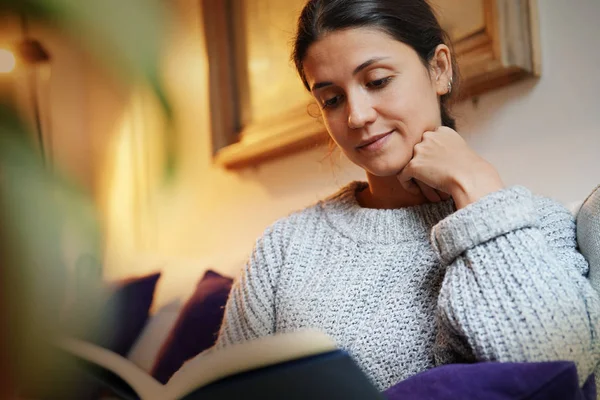 Smiling Brunette Relaxing Couch Reading Book — Stock Photo, Image