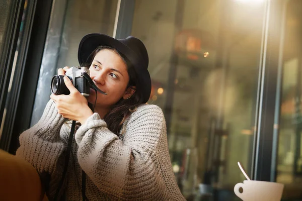 Красивая Брюнетка Современном Кафе Винтажной Камерой — стоковое фото