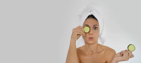 Impresionante Belleza Natural Turbante Toalla Jugando Con Rodajas Pepino — Foto de Stock