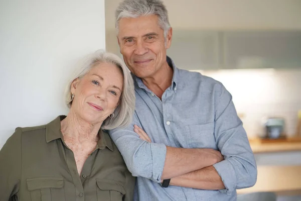 Liebevolles Porträt Eines Glücklichen Seniorenpaares Hause — Stockfoto