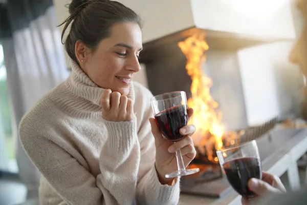 Casal Relaxante Pelo Fogo Apreciando Copos Vinho Tinto — Fotografia de Stock