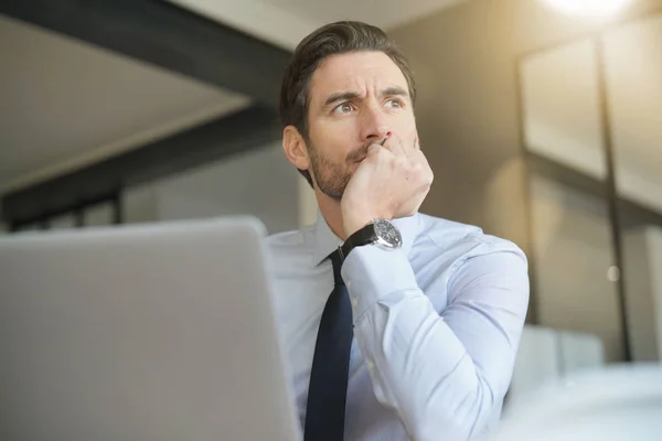 Hombre Negocios Guapo Oficina Moderna Mirando Hacia Fuera —  Fotos de Stock