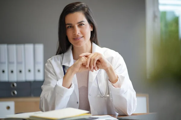 Porträt Der Attraktiven Ärztin Laborkittel — Stockfoto