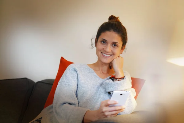 Détendu Belle Jeune Femme Avec Téléphone Portable Sur Canapé Maison — Photo