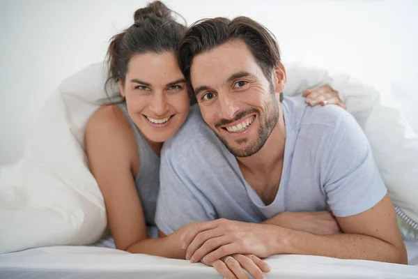 Zole Çarpıcı Çift Yatakta Gülümseyen Kamera Bakıyor — Stok fotoğraf