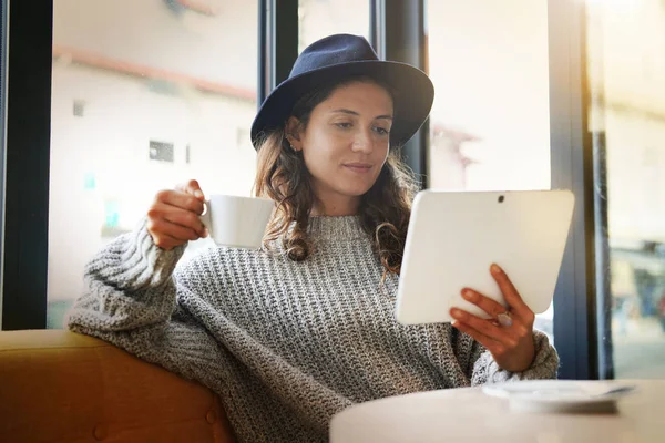 Merek Menarik Dengan Tablet Kafe Modern — Stok Foto