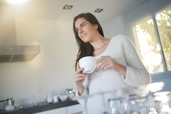 Impresionante Mujer Morena Con Taza Café Cocina Moderna —  Fotos de Stock