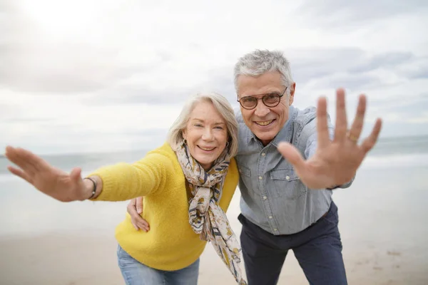 Verspieltes Unbeschwertes Senioren Paar Strand Blickt Die Kamera — Stockfoto