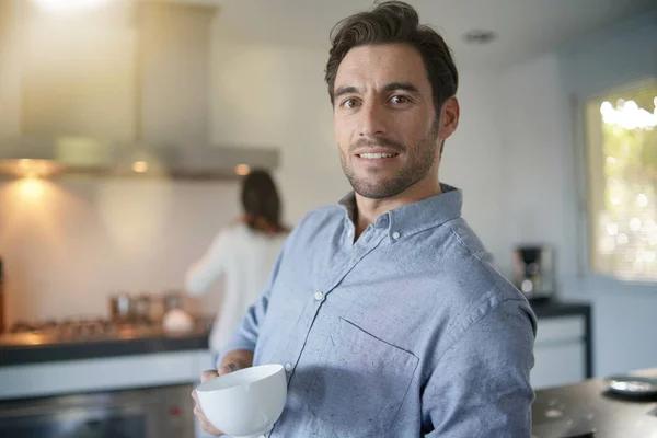 Relaxado Homem Bonito Cozinha Moderna Com Esposa Fundo — Fotografia de Stock