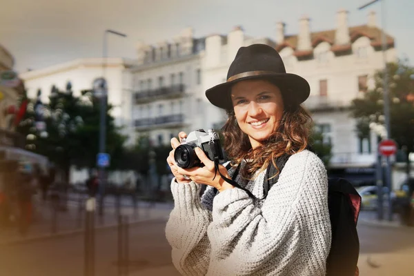 Bonito Fotógrafo Morena Con Cámara Vintage Ciudad — Foto de Stock