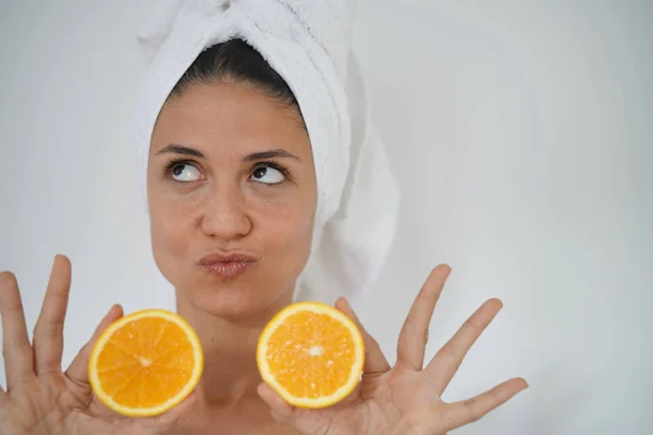 Impresionante Belleza Natural Turbante Toalla Jugando Con Rodajas Naranja —  Fotos de Stock