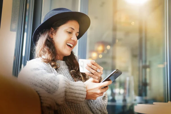 Mulher Atraente Legal Café Moderno Com Celular — Fotografia de Stock