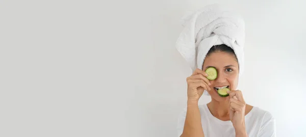 Morena Vibrante Con Turbante Toalla Pepino Ojo Sobre Fondo Blanco —  Fotos de Stock