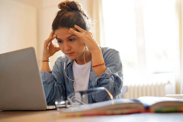 Evden Dizüstü Bilgisayar Ile Çalışan Genç Kadın Vurguladı — Stok fotoğraf