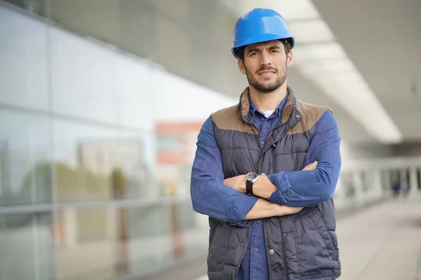 Leende Industriarbetare Hardhat Framför Modern Byggnad — Stockfoto