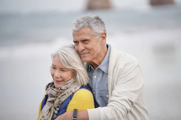 Portret Van Gelukkige Senior Paar Omarmen Het Strand — Stockfoto