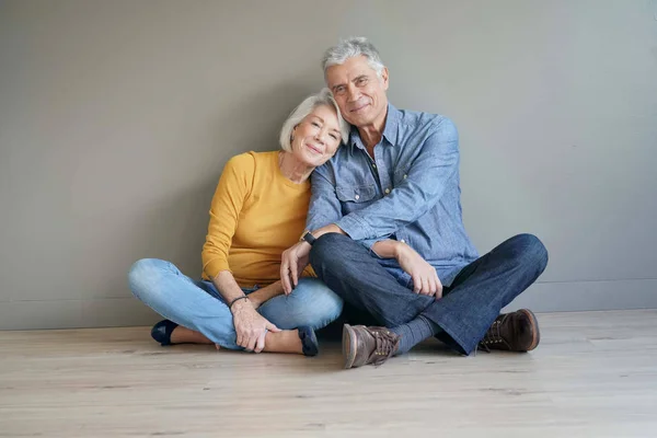 Volle Länge Der Lässigen Modernen Senior Paar Sitzt Auf Dem — Stockfoto