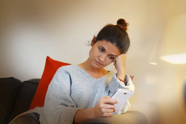 Détendu Belle Jeune Femme Avec Téléphone Portable Sur Canapé Maison — Photo