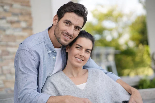 Retrato Casal Muito Atraente Sorrindo Fora Casa Moderna — Fotografia de Stock