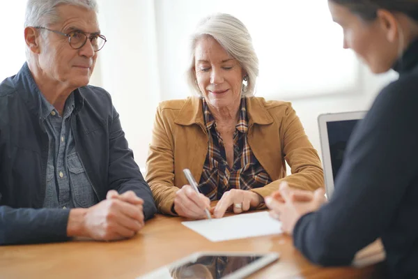 Couple Aîné Moderne Signant Contrat Logement — Photo