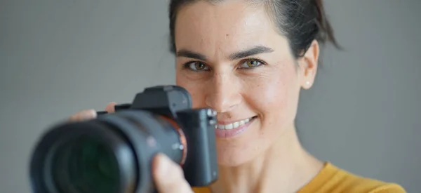 Retrato Fotógrafo Morena Deslumbrante Fundo Isolado Cinza — Fotografia de Stock