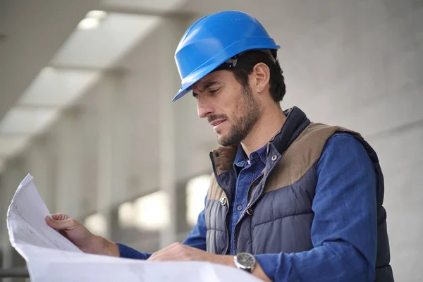 Ελκυστική Αρχιτέκτονα Τον Έλεγχο Hardhat Σχεδιαγράμματα Εξωτερικούς Χώρους — Φωτογραφία Αρχείου