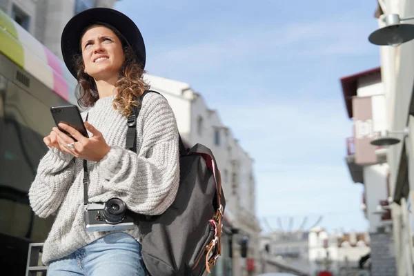 Morena Turista Procura Direções Celular Cidade — Fotografia de Stock