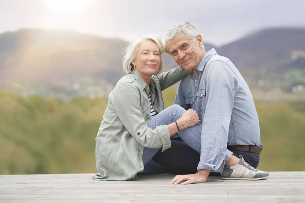 Liefdevolle Volledige Lengte Portret Van Moderne Senior Paar Buitenshuis — Stockfoto