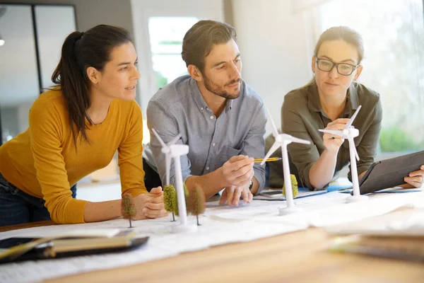 Ingenieros Parques Eólicos Atractivos Revisando Las Colocaciones Turbinas — Foto de Stock