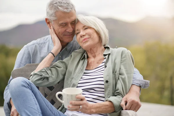 Liefdevolle Portret Van Moderne Senior Paar Buitenshuis — Stockfoto