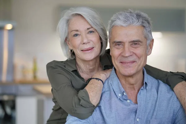 Porträt Eines Liebenden Senioren Paares Modernem Zuhause — Stockfoto