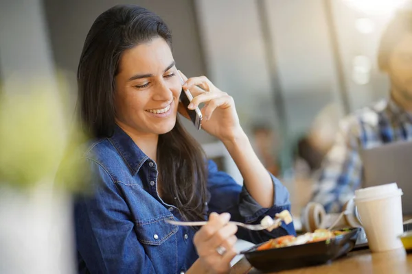 Beautiful Woman Eating Lunch Whilst Working Working Space — Stock Photo, Image