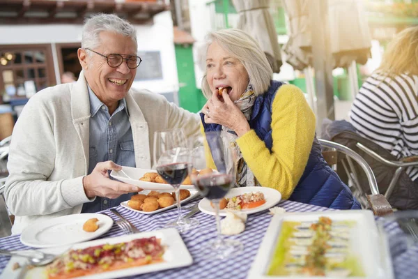 Attractive Senior Couple Eating Tapas Outdoors — Stock Photo, Image