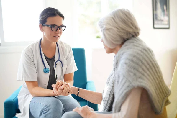 Jonge Dokter Geruststellend Senior Vrouw — Stockfoto