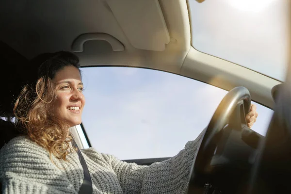 Gelukkig Brunette Rijdende Auto — Stockfoto