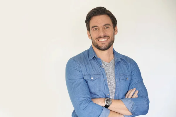 Hombre Casual Muy Guapo Sonriendo Pie Sobre Fondo Blanco — Foto de Stock