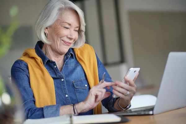 Belle Femme Âgée Souriant Textos Maison Tout Travaillant — Photo