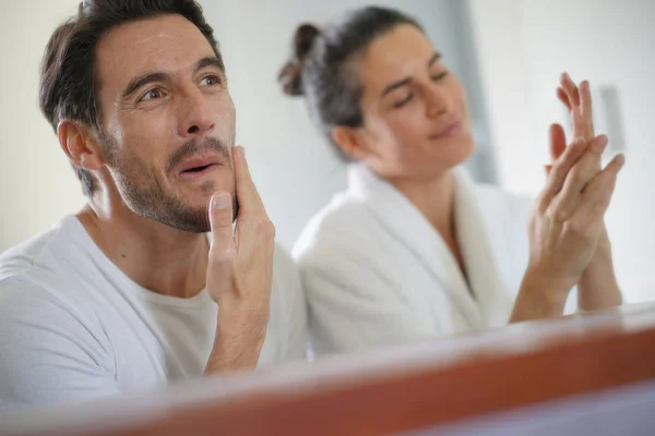 Prachtige Paar Doorlopen Van Dagelijkse Schoonheid Regime Badkamer — Stockfoto