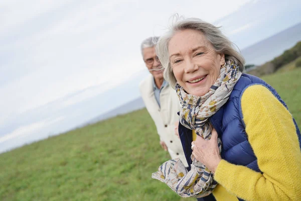 Gesunde Seniorin Hält Mann Die Hand Und Geht Auf Landgang — Stockfoto