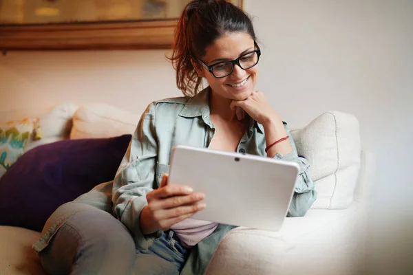 Mujer Atractiva Casual Sofá Casa Con Tableta — Foto de Stock