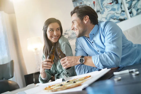 Glückliches Entspanntes Paar Das Hause Eine Pizza Teilt — Stockfoto