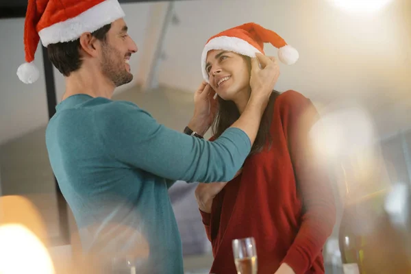 Lindo Casal Celebrando Natal Casa Com Champanhe Chapéus Santa — Fotografia de Stock