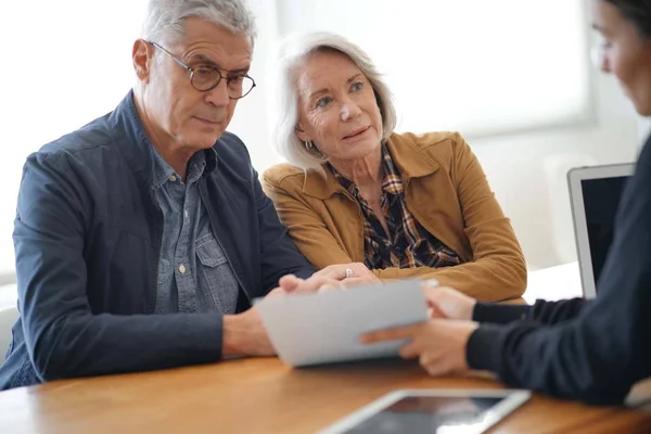 Modern Senior Couple Signing Housing Contract — Stock Photo, Image