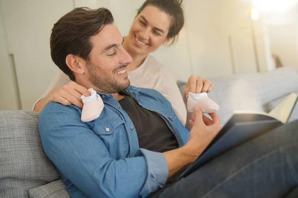 Madre Para Sorprender Marido Con Buenas Noticias —  Fotos de Stock