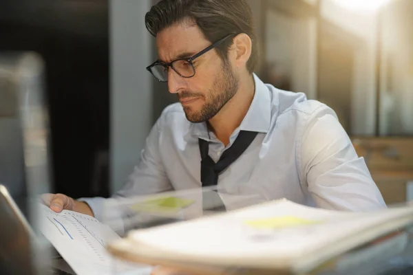 Hombre Negocios Guapo Trabajando Hasta Tarde Noche Oficina Moderna — Foto de Stock